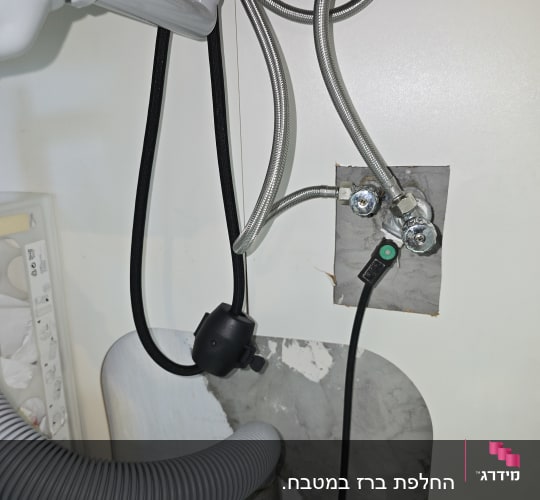 צינורות מתכת וגומי מתחת לכיור, חיבורי אינסטלציה